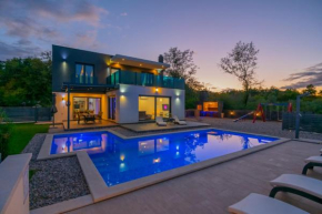 Holiday House Luxury with heated pool - Grubine